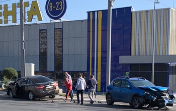 В центре Оренбурга столкнулись две иномарки