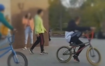 В Оренбурге подростки по-прежнему продолжают кататься на велосипедах по постаменту памятника