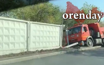 В Оренбурге КАМАЗ протаранил бетонный забор