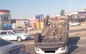 В Оренбурге на улице 16-я Линия «Ниссан» оказался на крыше