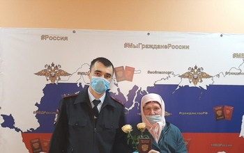В Оренбурге вручили паспорт РФ женщине-снайперу, ветерану ВОВ