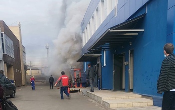 Дым окутал территорию бизнес-центра на ул.Монтажников