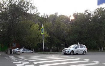 Оренбуржцы продолжают преодолевать препятствия на пути к пешеходным переходам