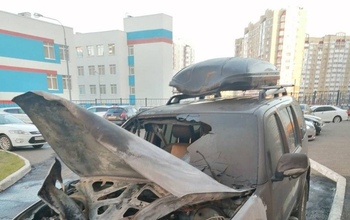 В Оренбурге на улице Карпова неизвестный поджег автомобиль