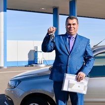 «Оренгаз» вручил оренбуржцу новенькую «Ладу Гранту»