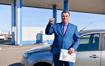 «Оренгаз» вручил оренбуржцу новенькую «Ладу Гранту»