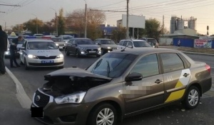 На ул.Донгузской Оренбурга столкнулись автобус и такси