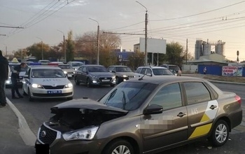 На ул.Донгузской Оренбурга столкнулись автобус и такси