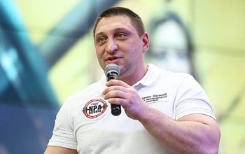 Задержанный Евгений Карякин налево и направо раздает интервью