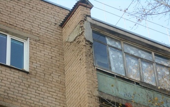 В Оренбурге после капитального ремонта крыши разрушается дом