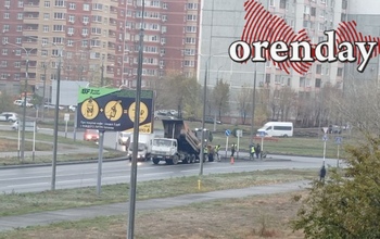 Традиционный лайфхак оренбургских дорожников - класть асфальт в лужи