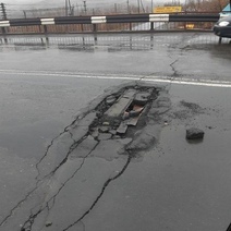 В Медногорске недавно отремонтированный мост снова покрылся огромными трещинами