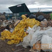 Под Оренбургом вместе с отходами в кузов мусоровоза попал мужчина