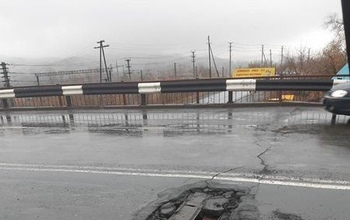 В Медногорске недавно отремонтированный мост снова покрылся огромными трещинами