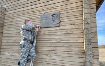 В Оренбургском заповеднике установили памятную табличку журналисту Василию Пескову