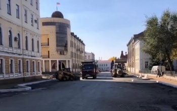 В Оренбурге к новенькому асфальту на улице Правды уже возникли претензии