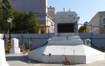 Оренбургским коммунистам ехидно предложили восстановить памятник Ленину за свой счет