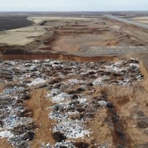 На окраине Южного огромные котлованы заполнены мусором