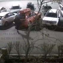 В Оренбурге пешеход с разбегу ногой повредил припаркованное авто