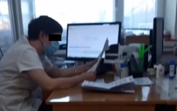 В Бузулуке врач-онколог вывела пациентку из кабинета