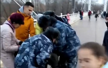 На пешеходном мосту через Урал прохожих перепугал молодой человек (18+)