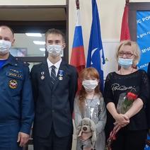 Подросток из Оренбуржья, спасший на пожаре сестёр, награжден медалями