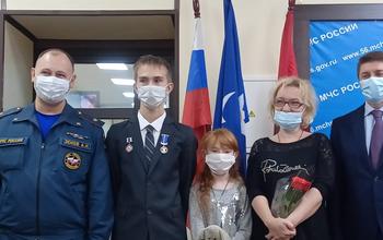 Подросток из Оренбуржья, спасший на пожаре сестёр, награжден медалями