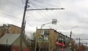 Момент тарана водителем Ларгуса Лексуса в Оренбурге попал на видео