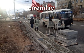 По улице Туркестанской общественный транспорт пустили с риском для пассажиров