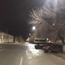 В Оренбурге после столкновения один из автомобилей отбросило в дерево