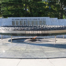 В Орске в Сквере Славы подростки прыгали с ограждения Вечного огня