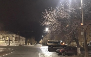 В Оренбурге после столкновения один из автомобилей отбросило в дерево