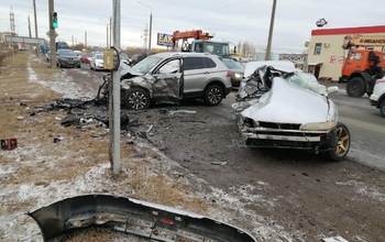 Под Оренбургом жестко столкнулись Toyota и Volkswagen Tiguan