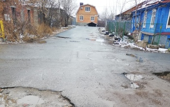 В Оренбурге жители частного сектора все лето и осень ждут, когда глубокую яму на перекрестке засыпят