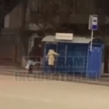 В Оренбурге неизвестный ломал ногами остановку