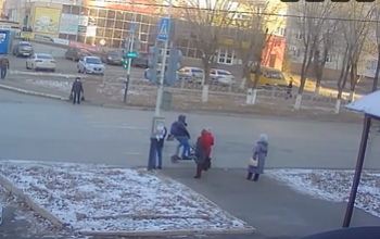 В Оренбурге парень на электросамокате сбил женщину