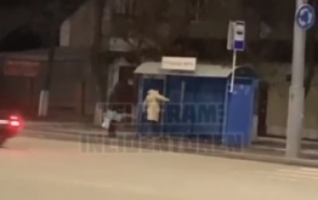 В Оренбурге неизвестный ломал ногами остановку
