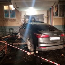 В Оренбурге въехавший в подъезд пятиэтажки водитель был сильно пьян