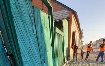 В Оренбурге тротуар на улице Комсомольской подняли, но снова вышло невпопад