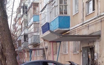 В Оренбурге иномарка протаранила подъезд многоэтажки