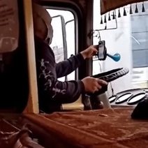 В Оренбурге водитель маршрутки листал ленту соцсетей прямо во время езды