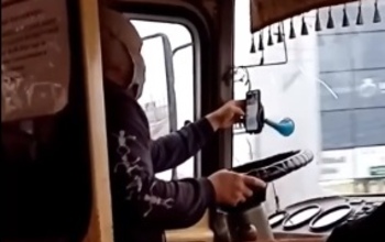 В Оренбурге водитель маршрутки листал ленту соцсетей прямо во время езды