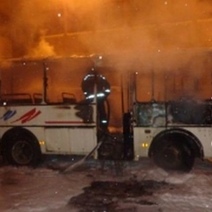 В Оренбурге на улице Транспортной загорелся автобус ПАЗ