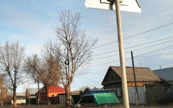 В Бузулуке автомобиль снес остановочный павильон
