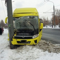 В Оренбурге на проспекте Победы маршрутный автобус врезался в столб