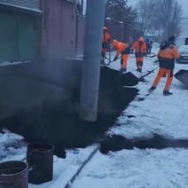В Оренбурге на улице Туркестанской рабочие укладывали асфальт прямо в снег