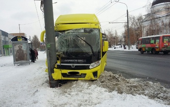 В Оренбурге на проспекте Победы маршрутный автобус врезался в столб
