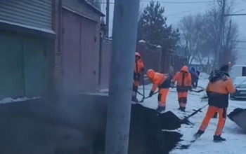В Оренбурге на улице Туркестанской рабочие укладывали асфальт прямо в снег