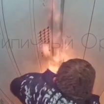 В полиции рассказали, что ждёт оренбуржца, который случайно поджег сам себя в лифте (18+)