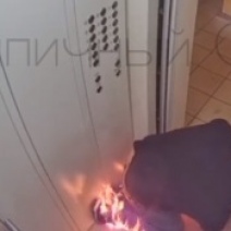 В Оренбурге мужчина едва не погиб в лифте из-за собственной глупости (18+)